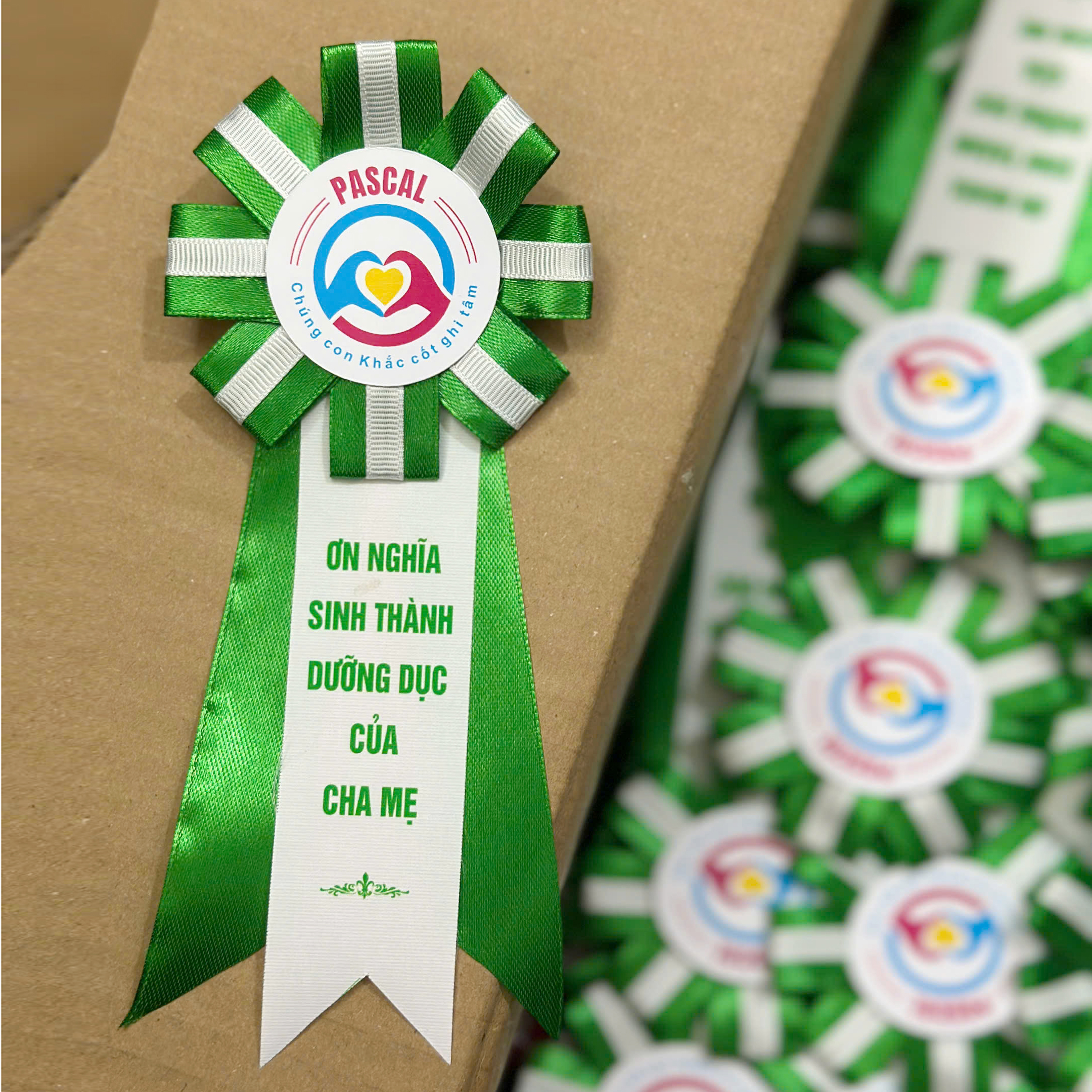 Hoa cài áo đại biểu 01