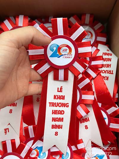 Hoa cài áo họp lớp