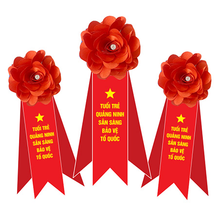 Hoa cài áo thanh niên nhập ngũ