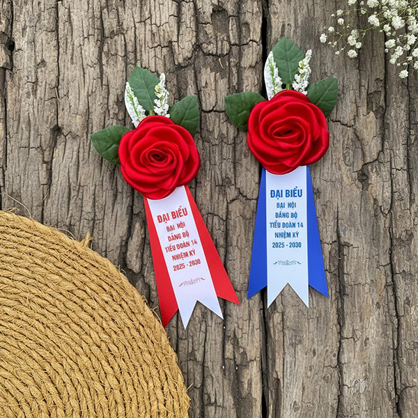 Hoa hồng cài áo đại biểu